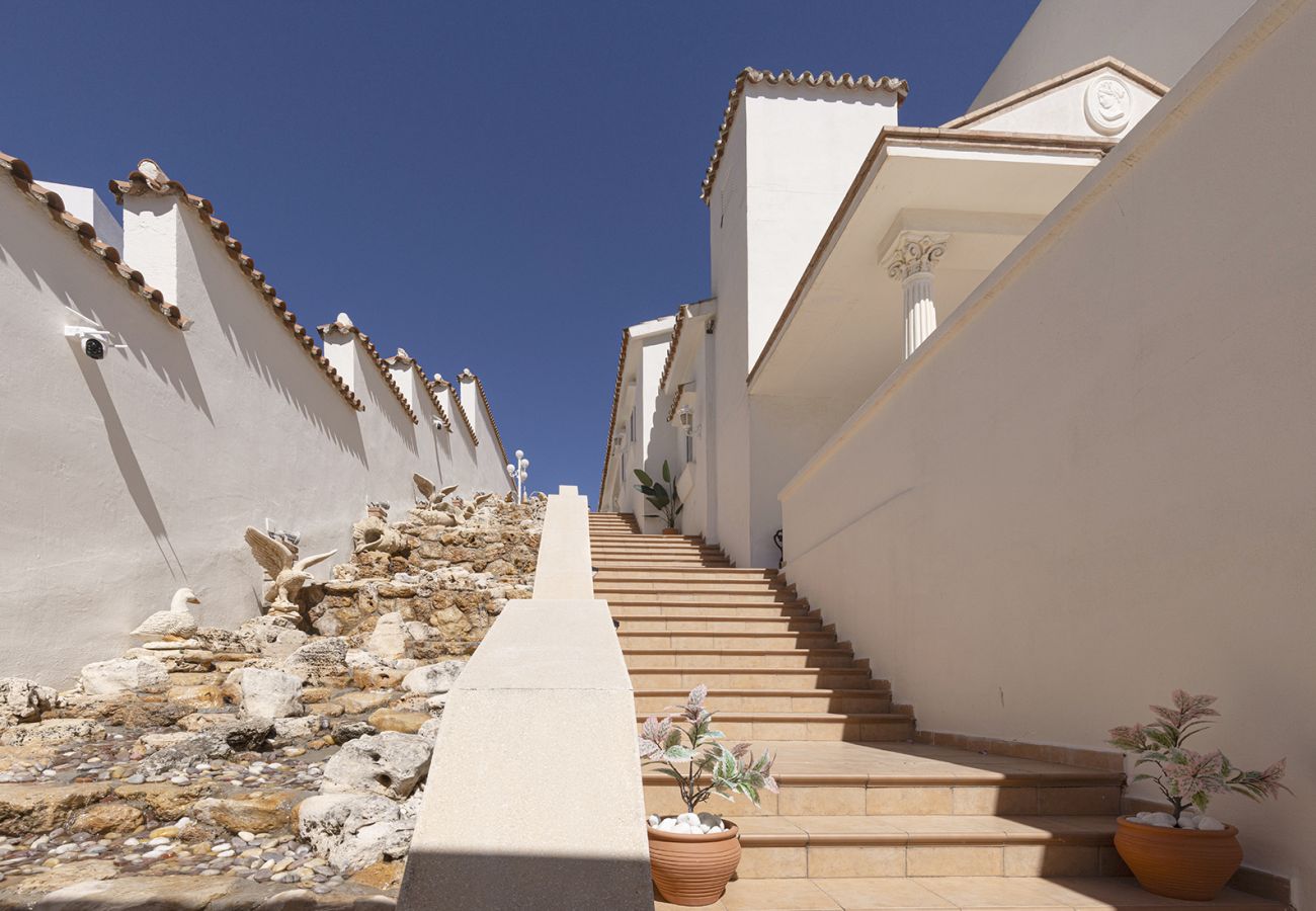 Villa en Mijas Costa - Villa La Rosa con vistas al mar: 5 dormitorios, 4 baños y piscina climatizada