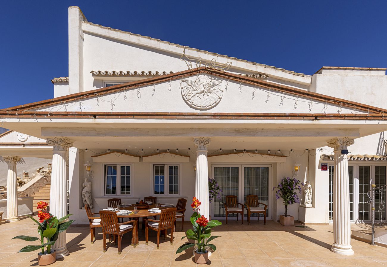 Villa en Mijas Costa - Villa La Rosa con vistas al mar: 5 dormitorios, 4 baños y piscina climatizada