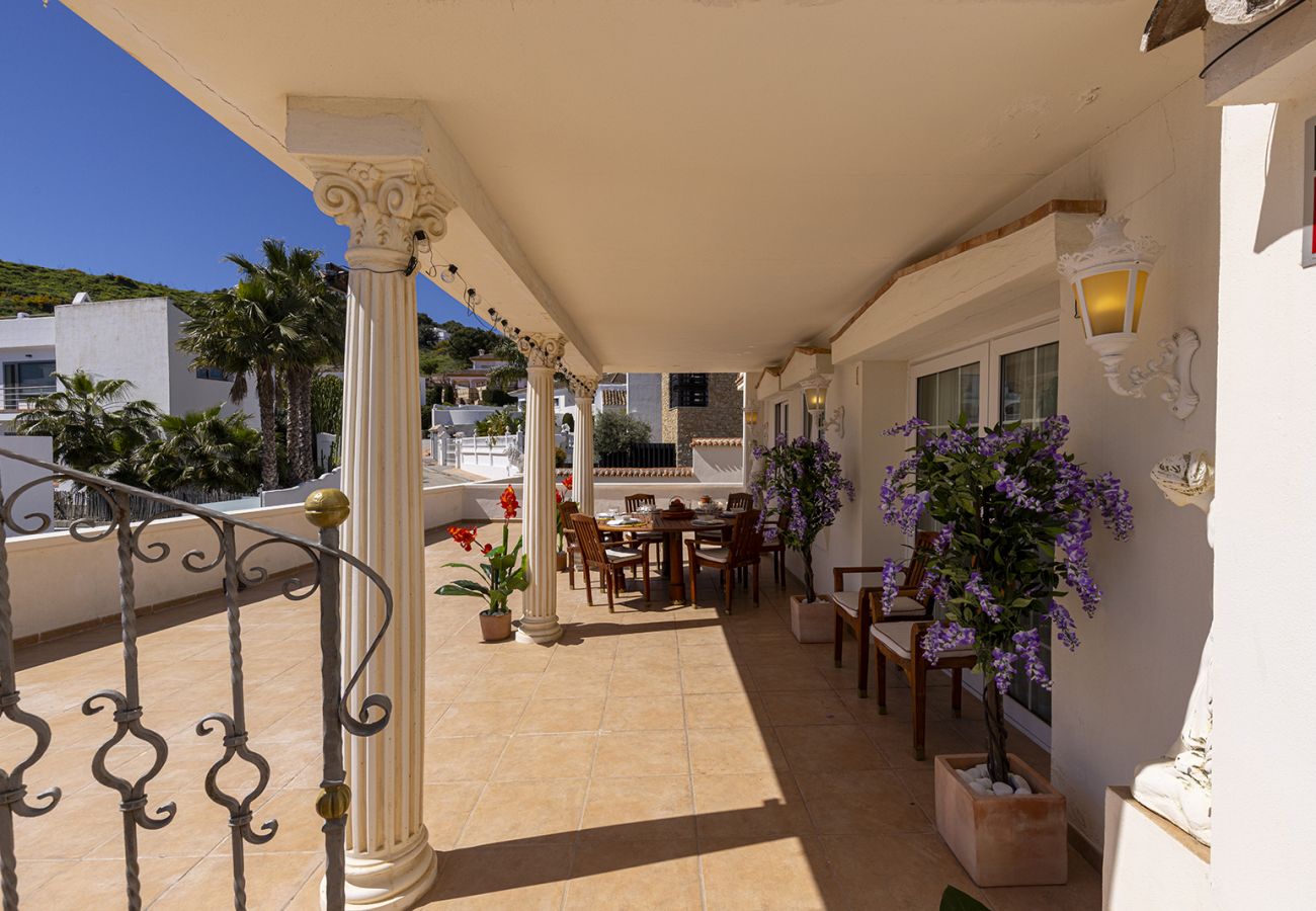 Villa en Mijas Costa - Villa La Rosa con vistas al mar: 5 dormitorios, 4 baños y piscina climatizada