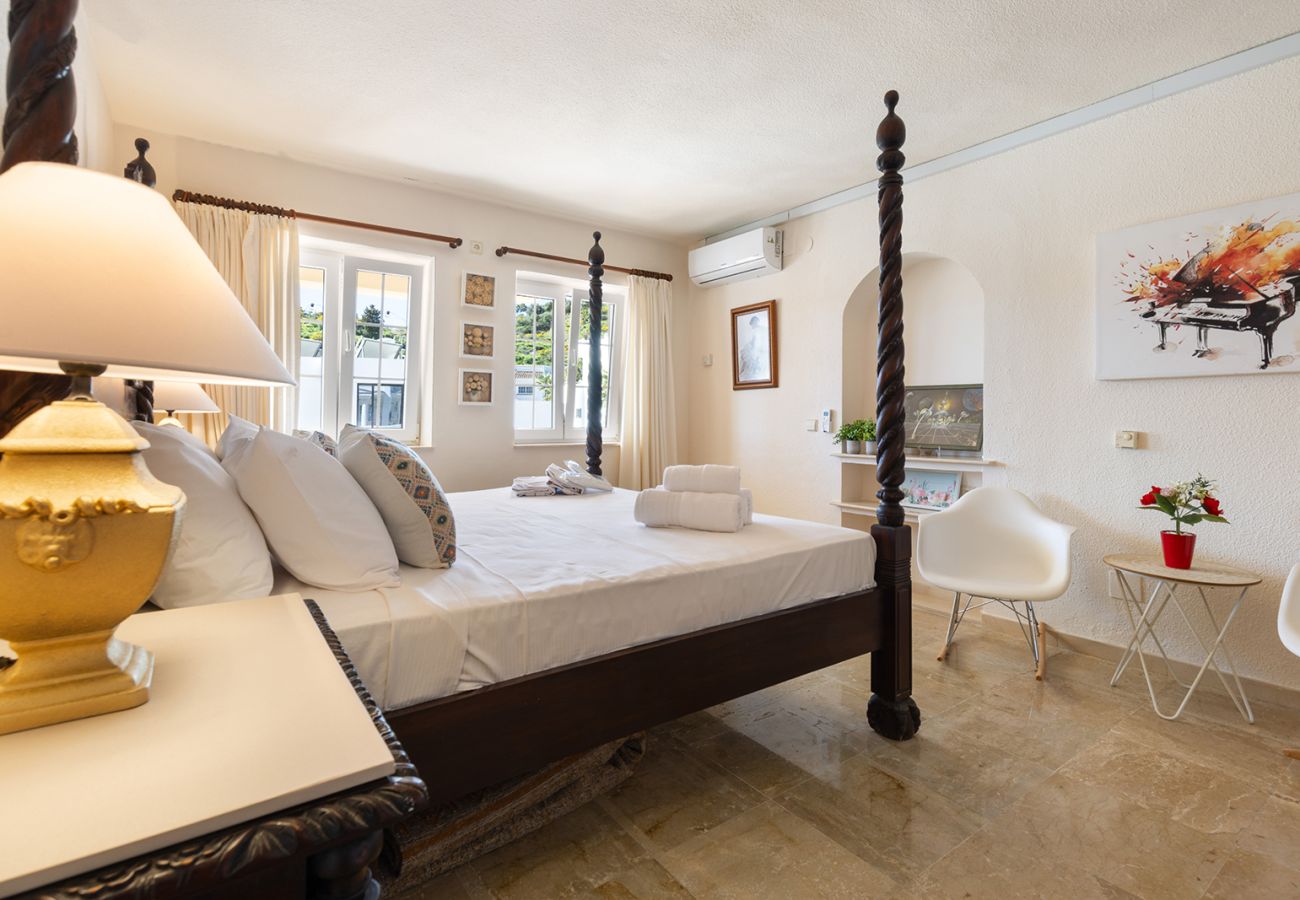 Villa en Mijas Costa - Villa La Rosa con vistas al mar: 5 dormitorios, 4 baños y piscina climatizada