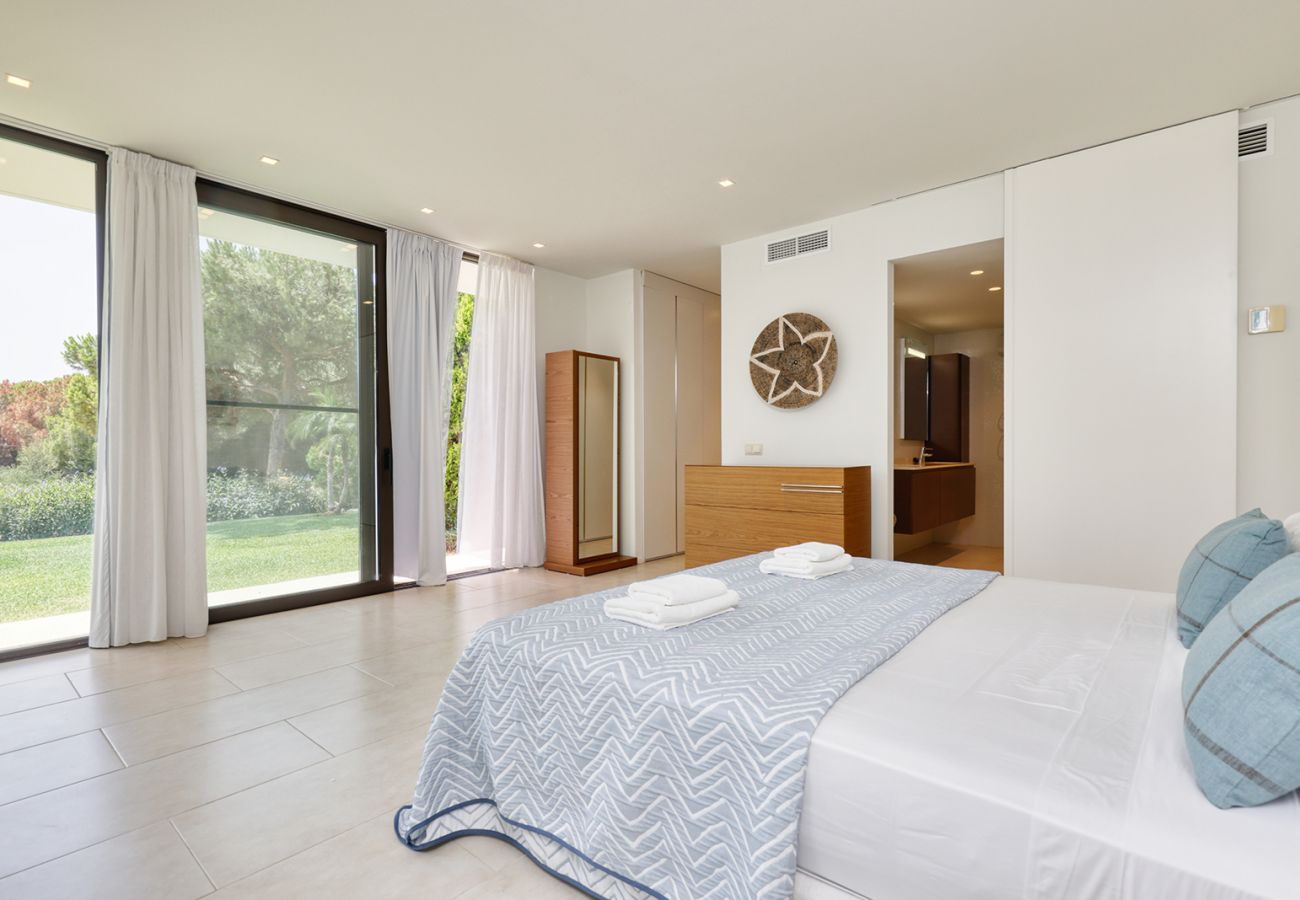 Villa en Marbella - Elegante chalet de 5 dormitorios con piscina privada