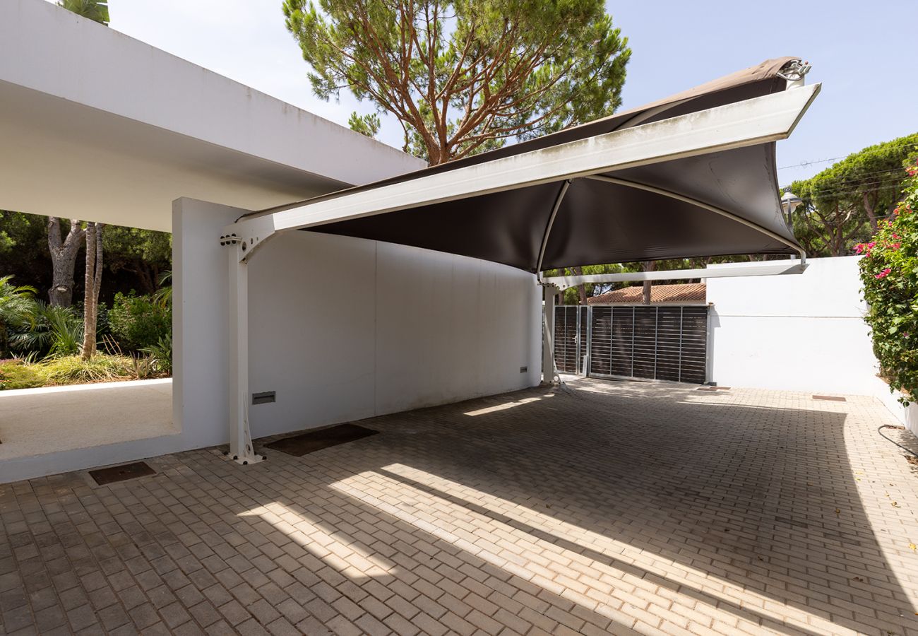 Villa en Marbella - Elegante chalet de 5 dormitorios con piscina privada
