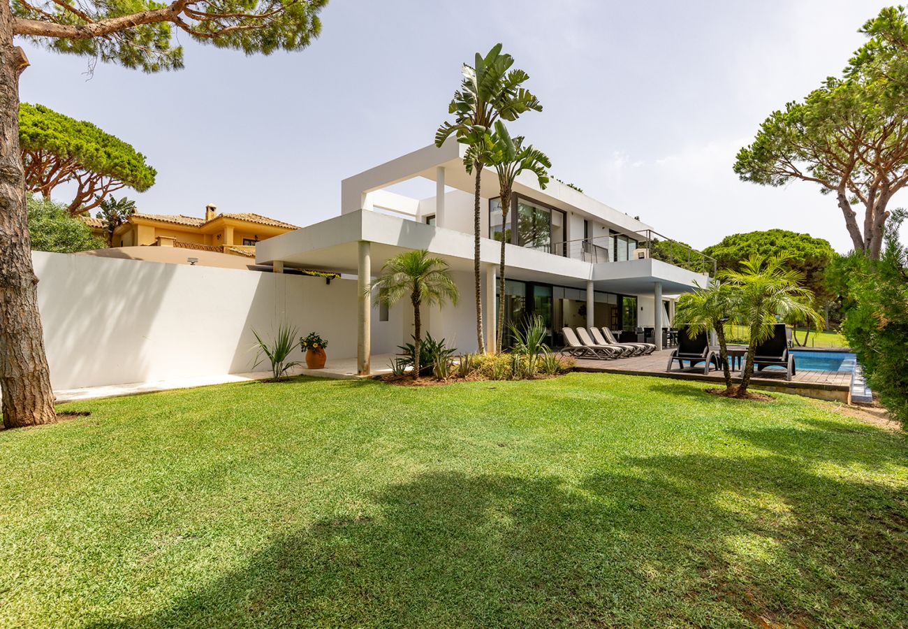 Villa en Marbella - Elegante chalet de 5 dormitorios con piscina privada