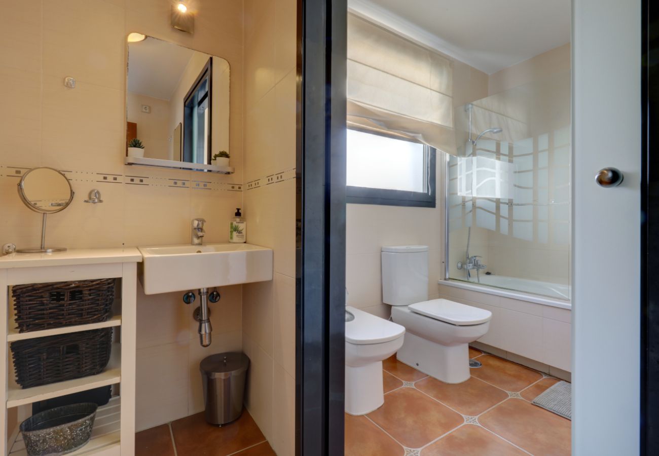 Villa en Benalmádena - Prime Benalmádena Location – 4-Bed Villa with Pool