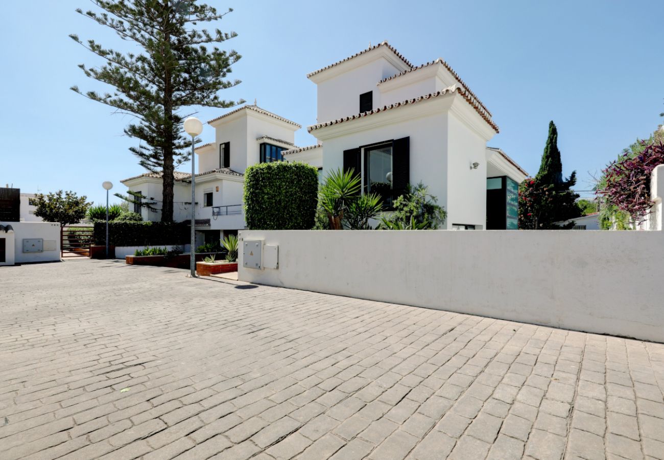Villa en Benalmádena - Prime Benalmádena Location – 4-Bed Villa with Pool