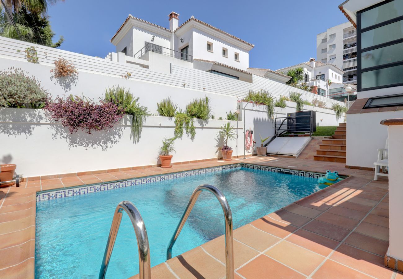 Villa en Benalmádena - Prime Benalmádena Location – 4-Bed Villa with Pool