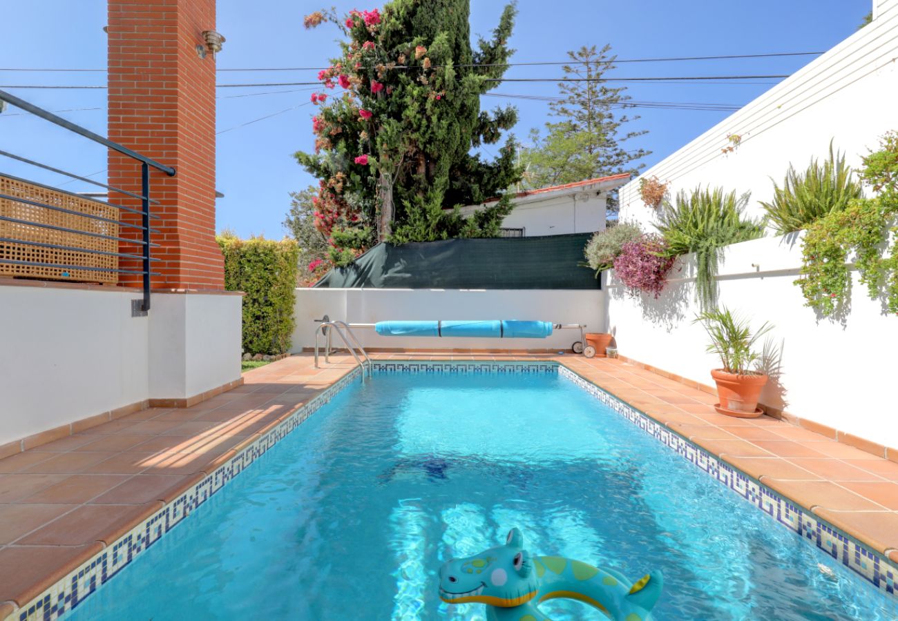 Villa en Benalmádena - Prime Benalmádena Location – 4-Bed Villa with Pool