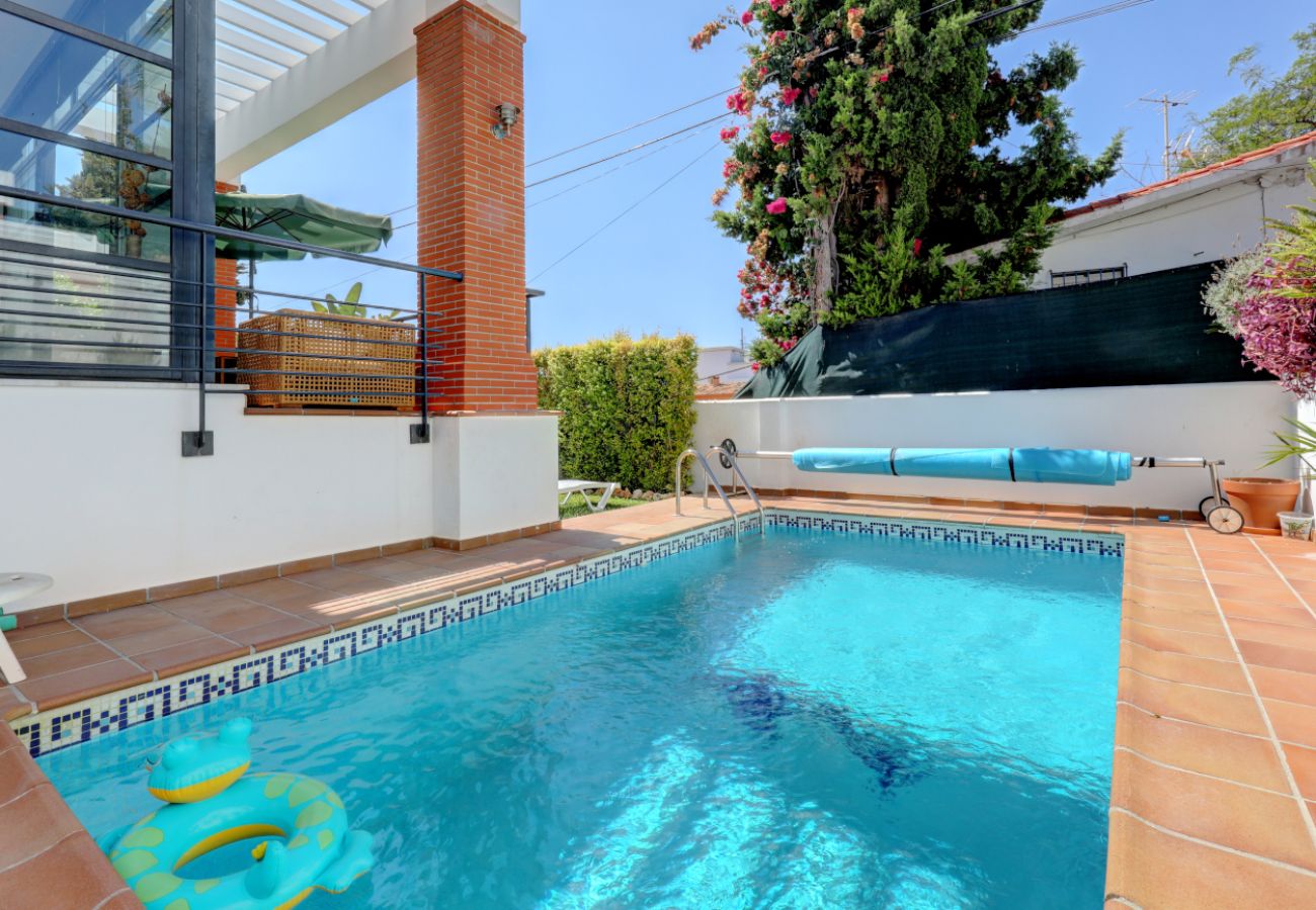 Villa en Benalmádena - Prime Benalmádena Location – 4-Bed Villa with Pool