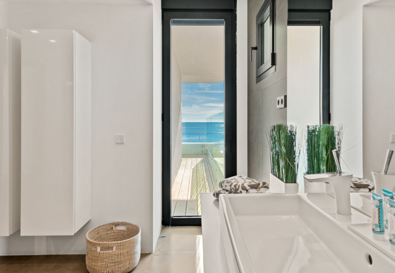 Villa en Marbella - Modern Beachfront Luxury – Villa in Marbella East