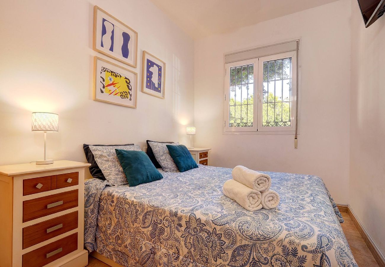 Apartment in Torremolinos - Beachfront 2 Bed Los Corales Carihuela Apt