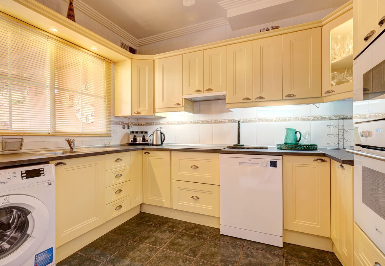 Townhouse in Benalmádena - Townhouse, 4 Bed with Terraces and BBQ