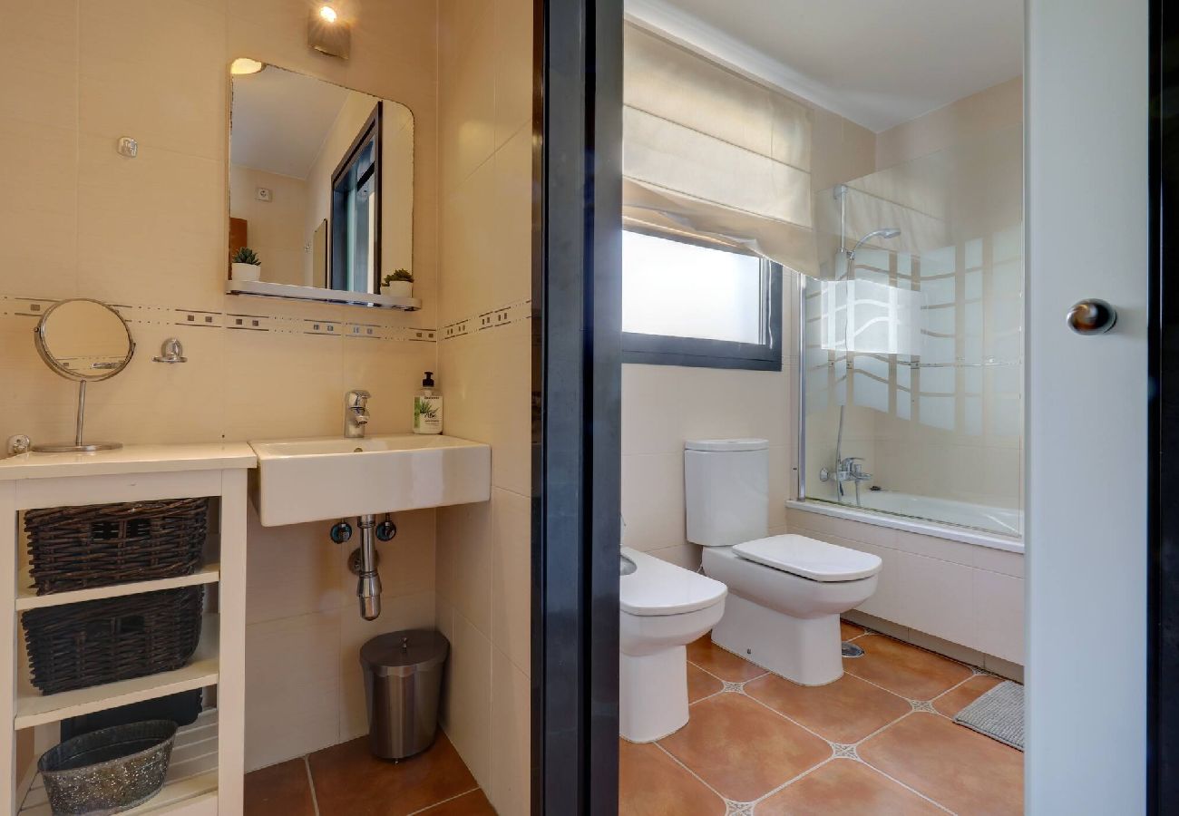 Villa in Benalmádena - Bright and Spacious Villa with Private Pool 