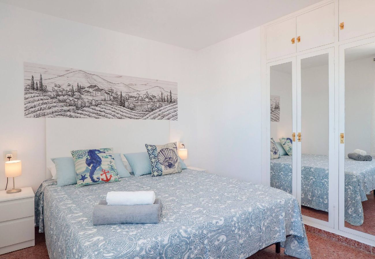 Apartment in Benalmádena - Bright 3 Bed, Sea Views Beach Apt