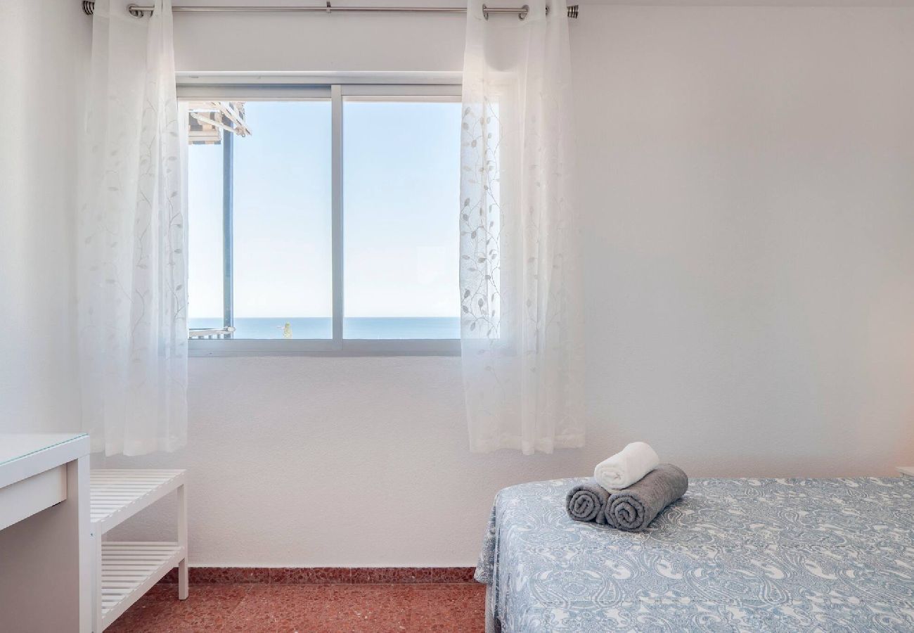 Apartment in Benalmádena - Bright 3 Bed, Sea Views Beach Apt