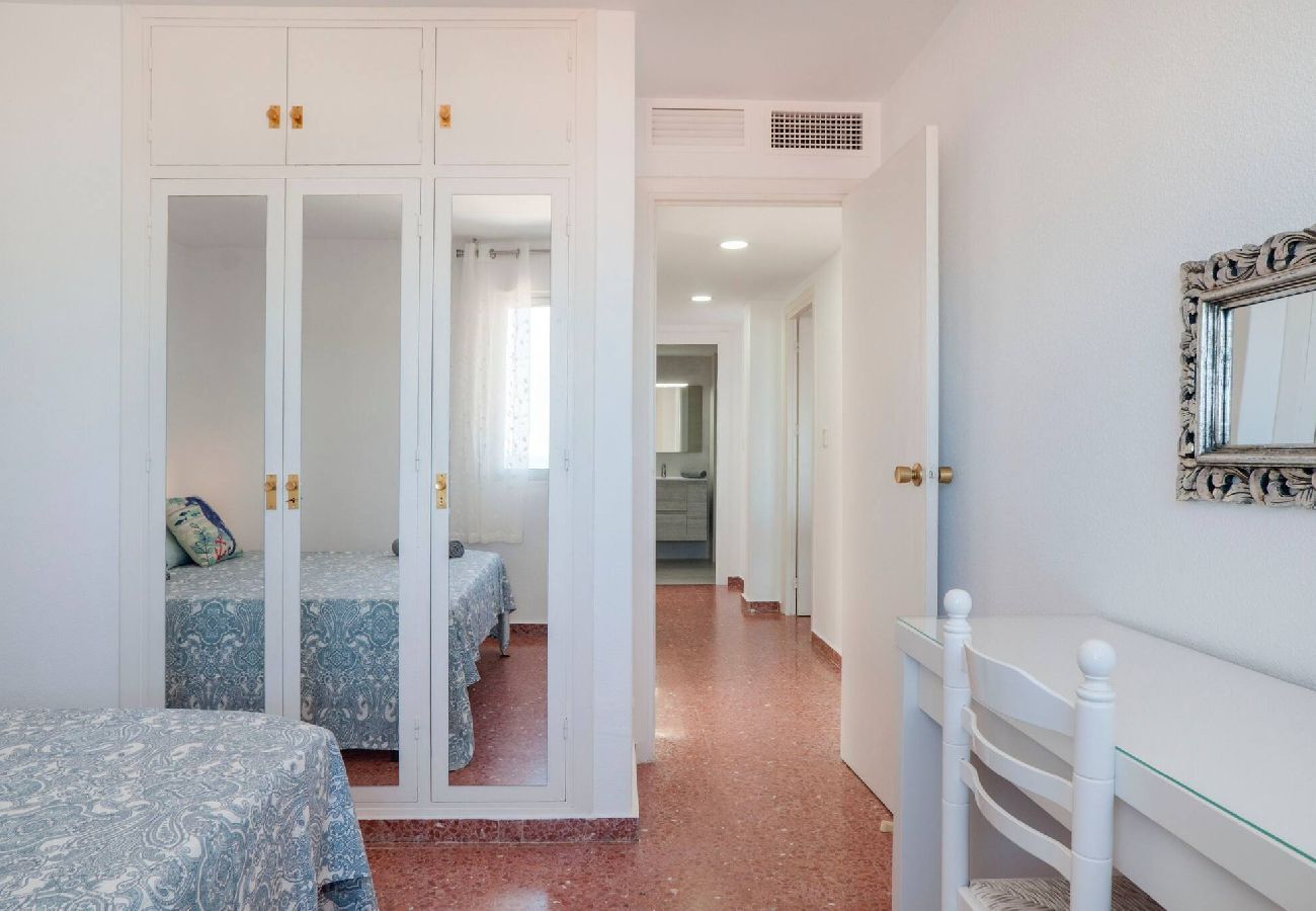 Apartment in Benalmádena - Bright 3 Bed, Sea Views Beach Apt
