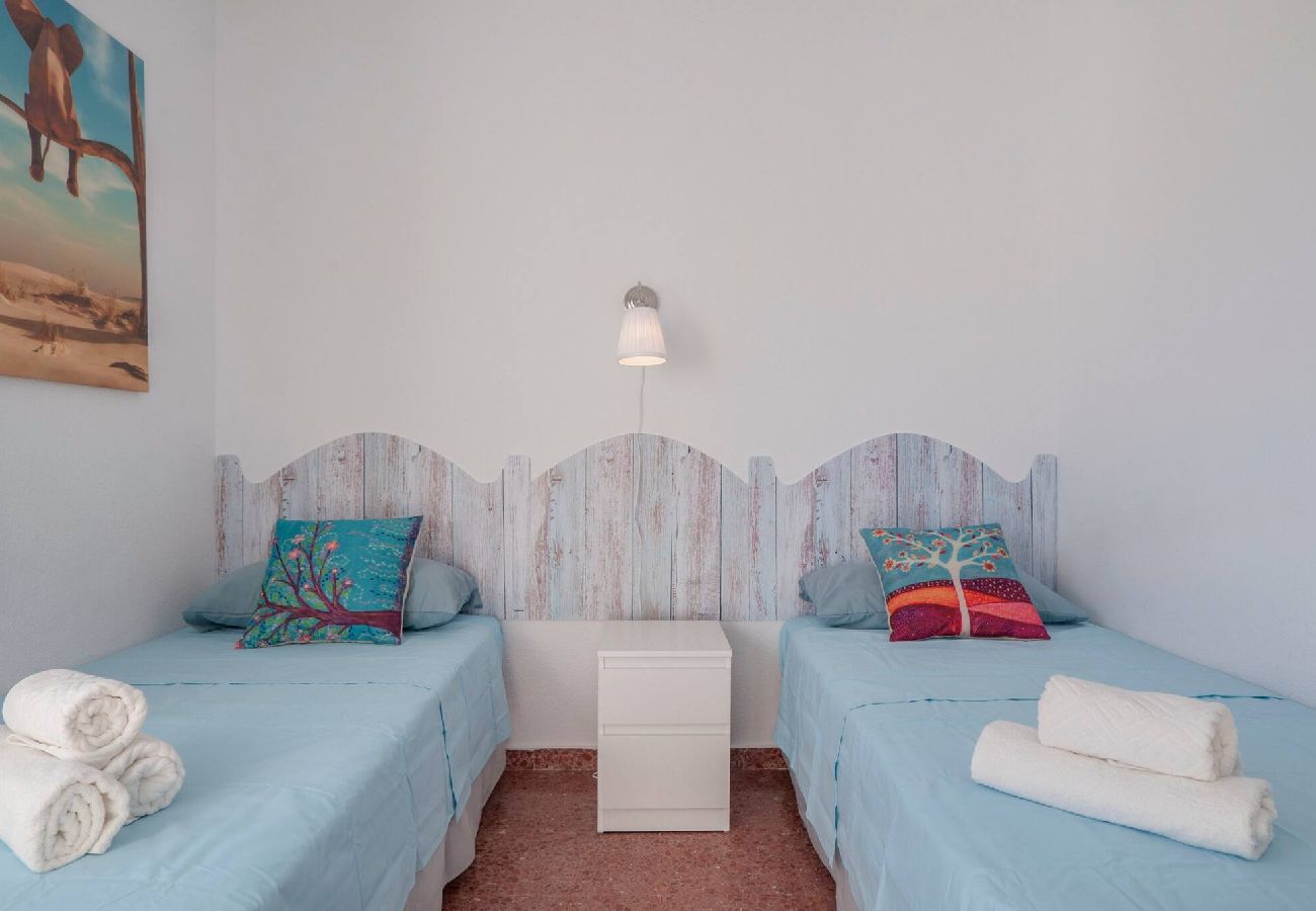 Apartment in Benalmádena - Bright 3 Bed, Sea Views Beach Apt