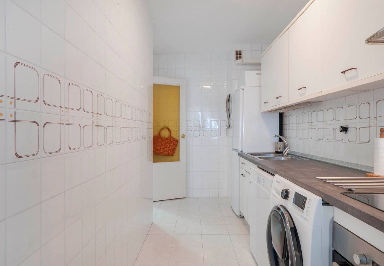 Apartment in Benalmádena - Bright 3 Bed, Sea Views Beach Apt