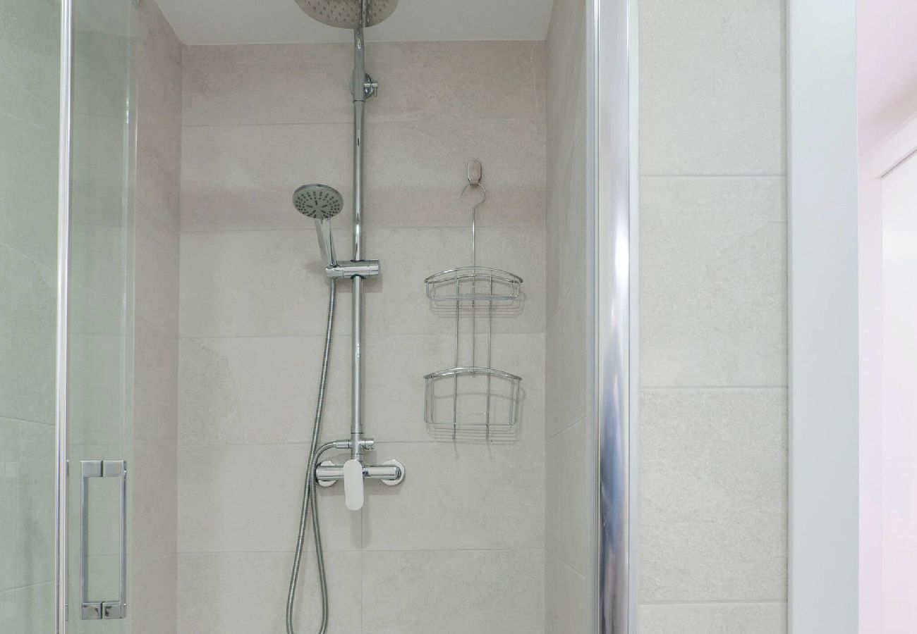 Apartment in Benalmádena - Bright 3 Bed, Sea Views Beach Apt