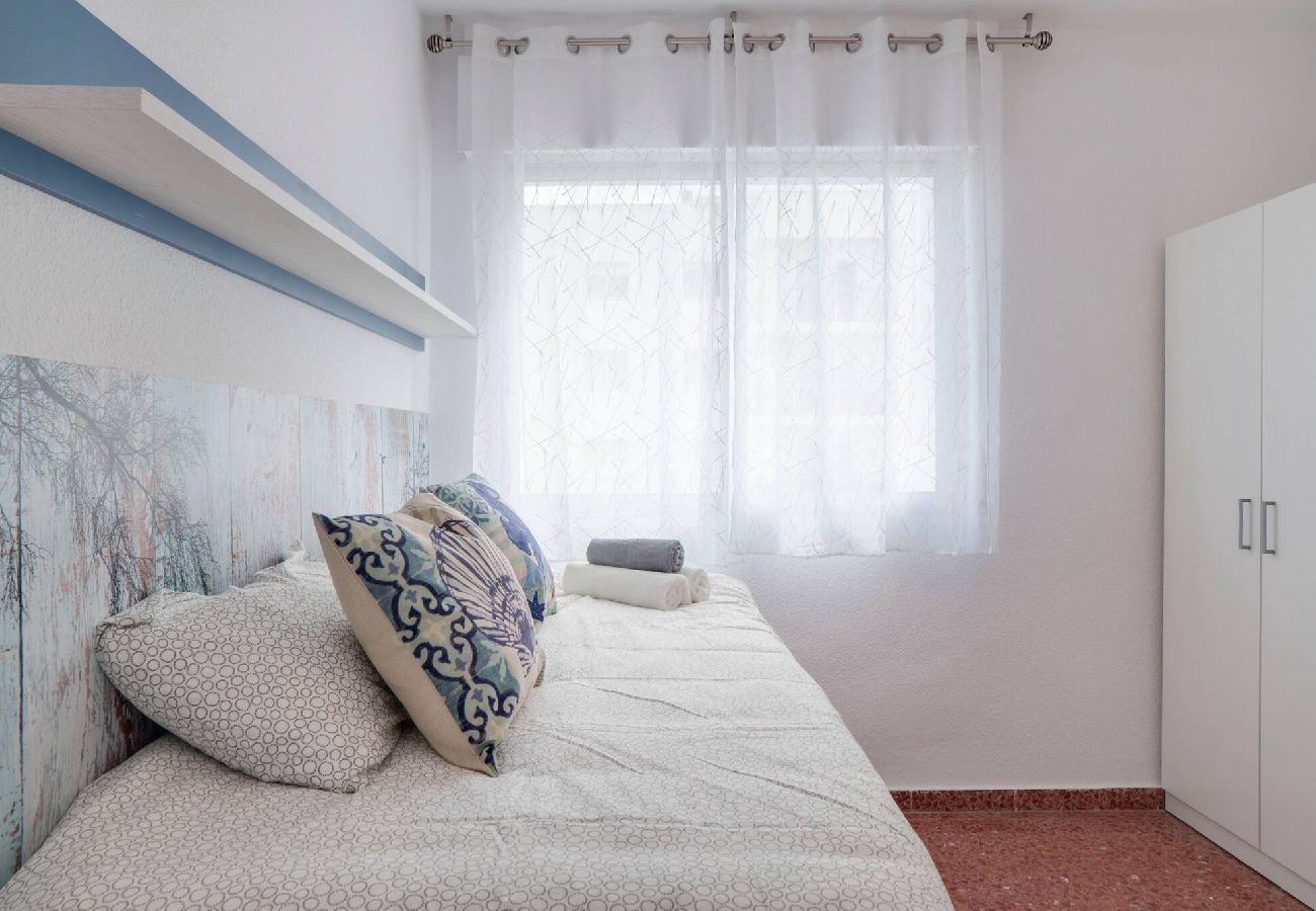 Apartment in Benalmádena - Bright 3 Bed, Sea Views Beach Apt