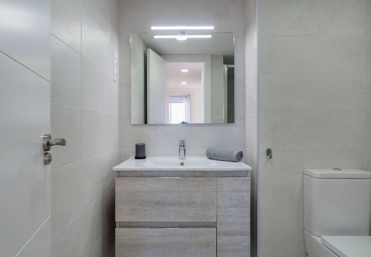 Apartment in Benalmádena - Bright 3 Bed, Sea Views Beach Apt