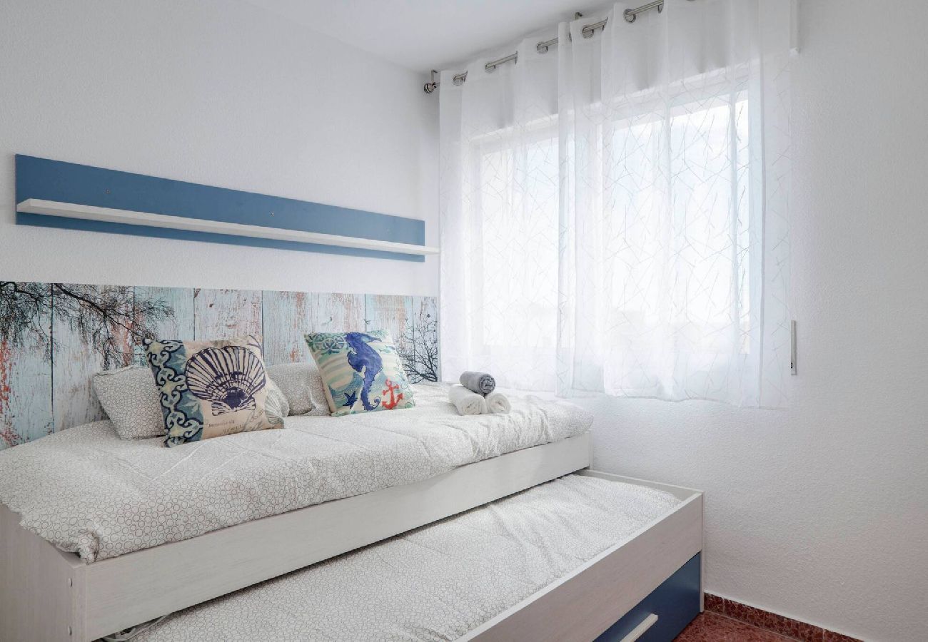 Apartment in Benalmádena - Bright 3 Bed, Sea Views Beach Apt