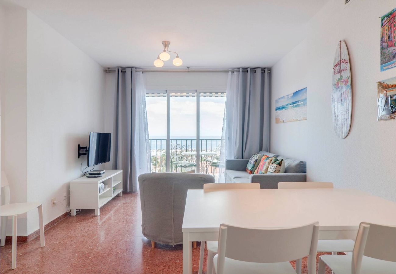 Apartment in Benalmádena - Bright 3 Bed, Sea Views Beach Apt