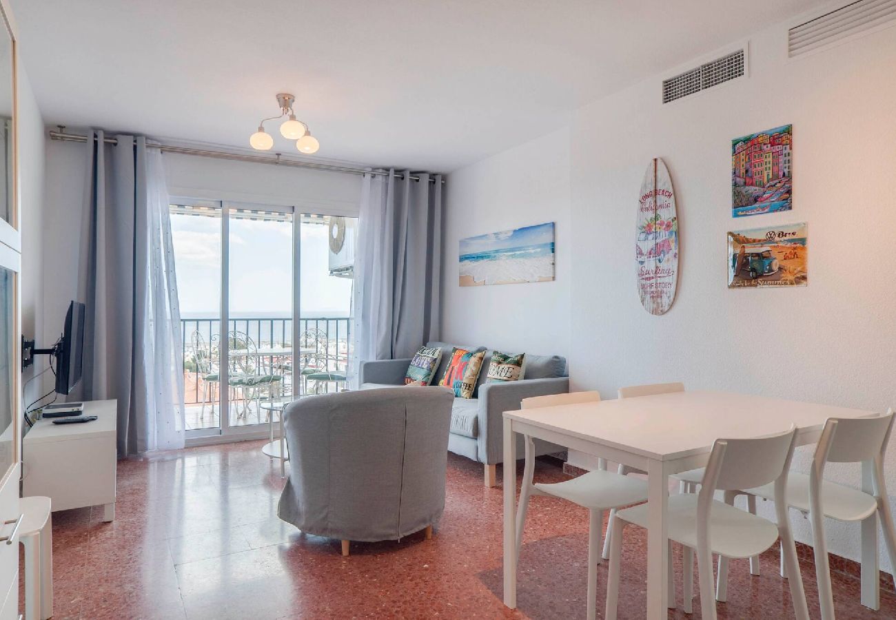 Apartment in Benalmádena - Bright 3 Bed, Sea Views Beach Apt
