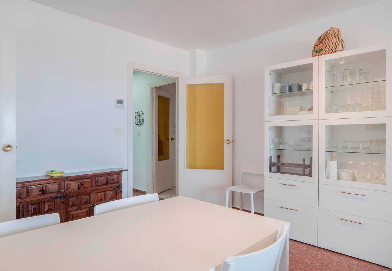 Apartment in Benalmádena - Bright 3 Bed, Sea Views Beach Apt