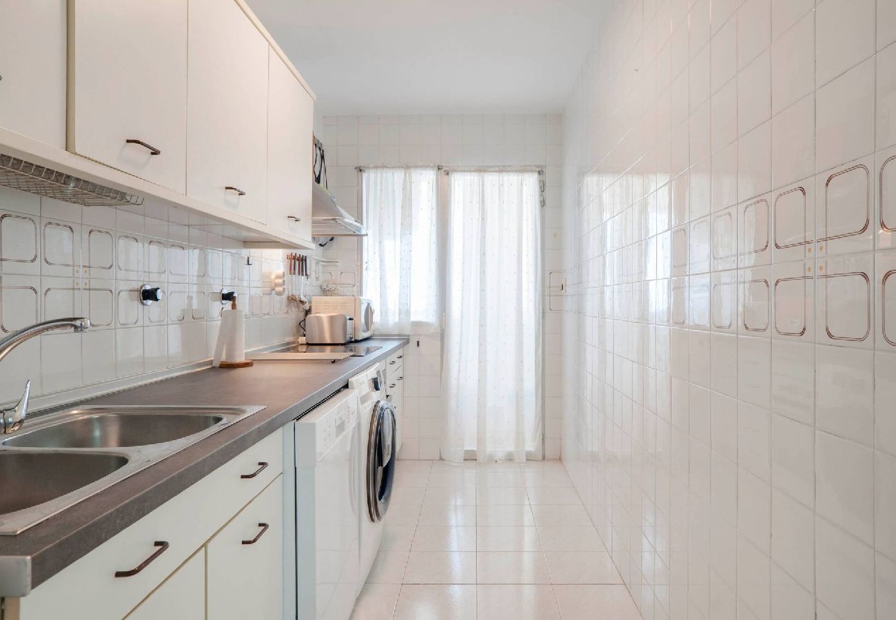 Apartment in Benalmádena - Bright 3 Bed, Sea Views Beach Apt