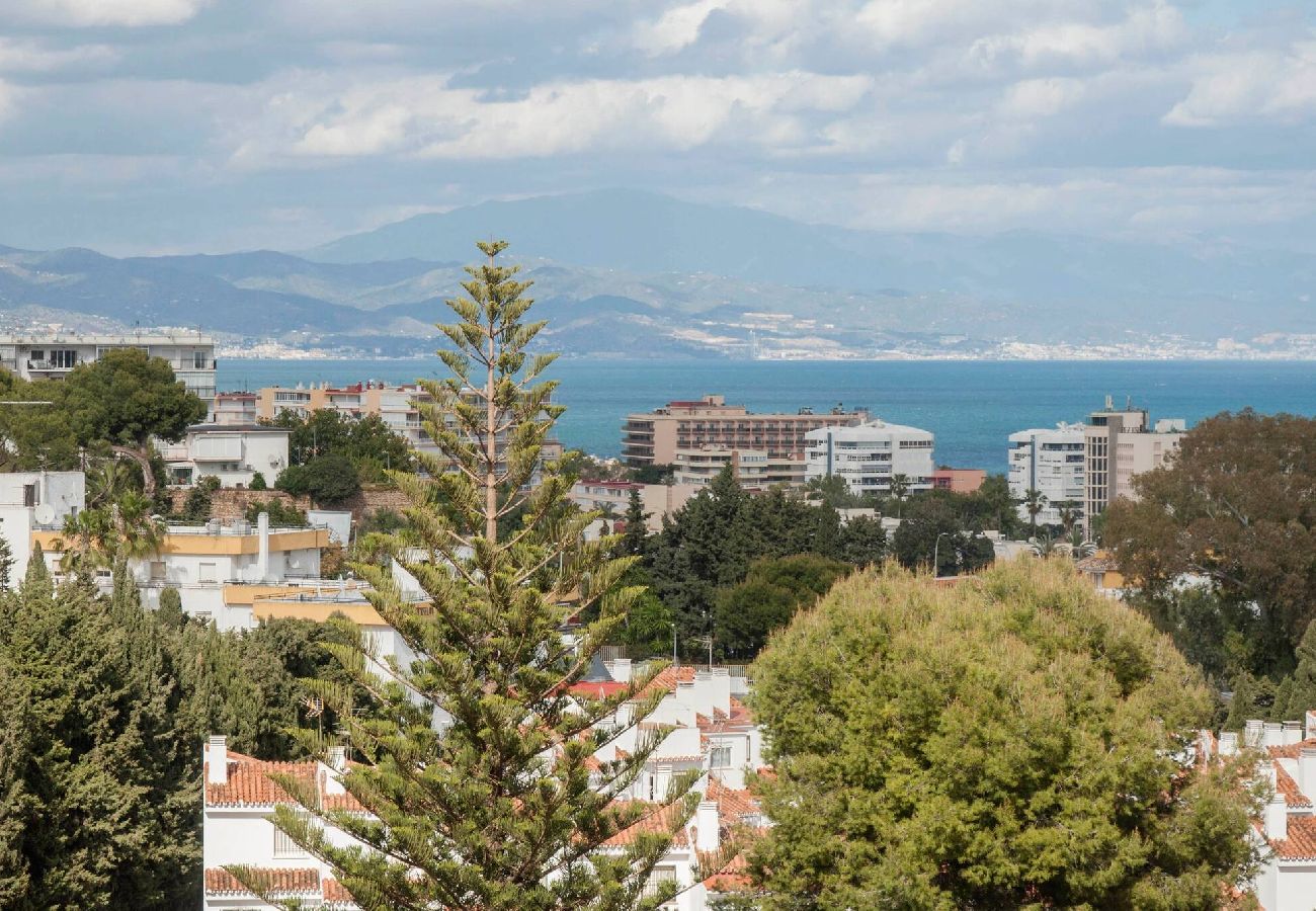 Apartment in Benalmádena - Bright 3 Bed, Sea Views Beach Apt