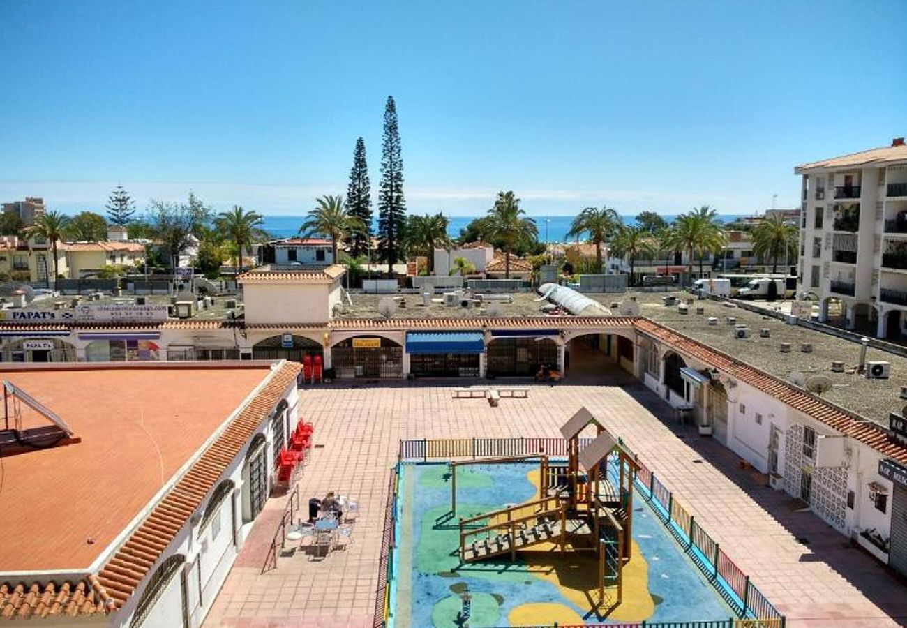 Apartment in Benalmádena - Bright 3 Bed, Sea Views Beach Apt