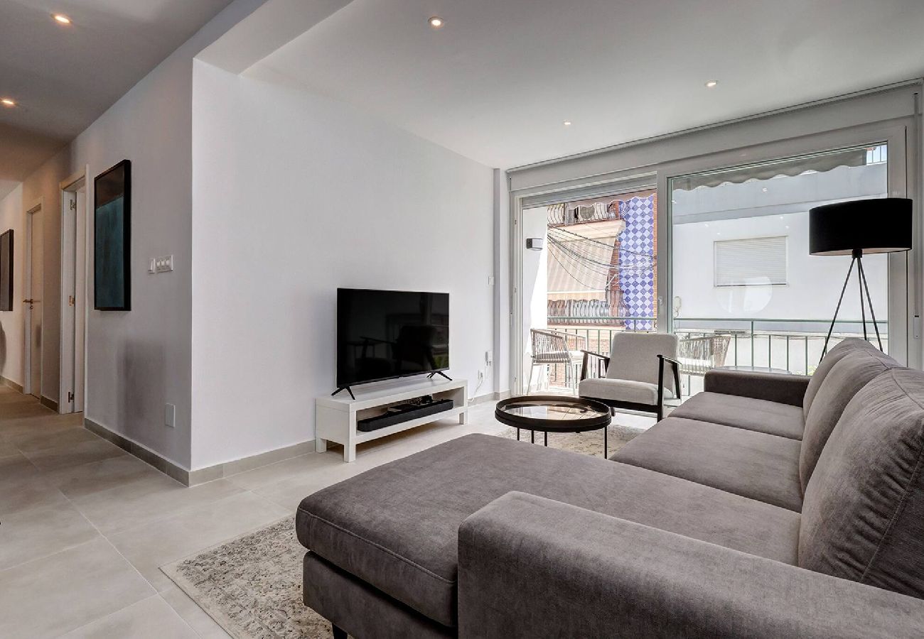 Apartment in Fuengirola - Stylish & Modern Fuengirola Apt, Near Beach 