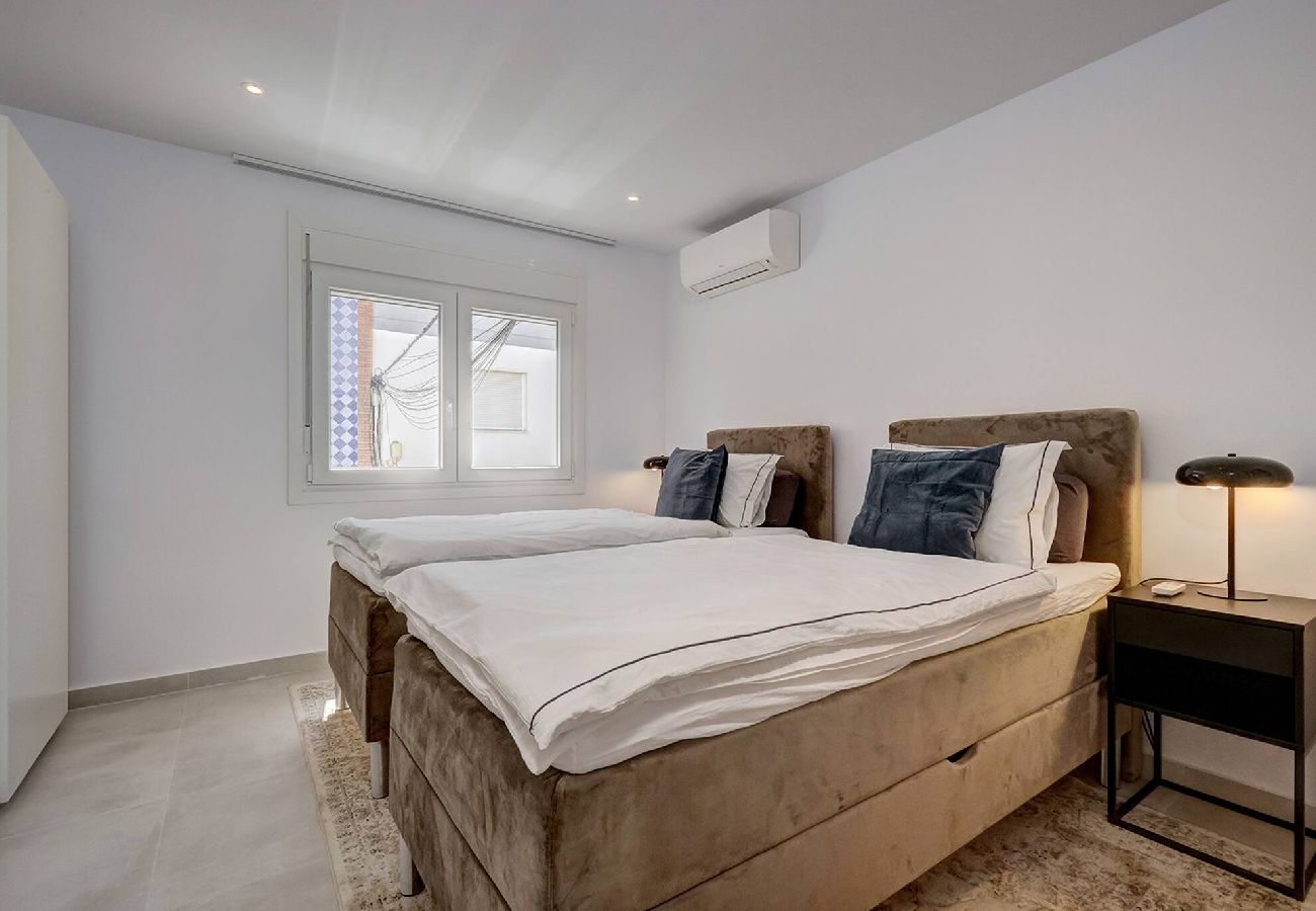 Apartment in Fuengirola - Stylish & Modern Fuengirola Apt, Near Beach 