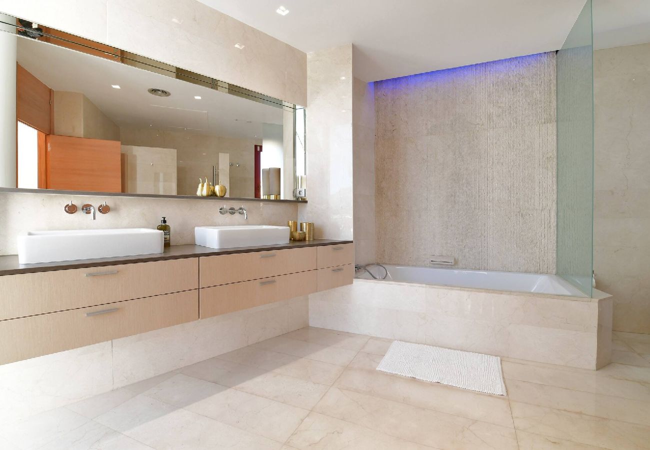 Villa in Marbella - Stunning Sea Views Marbella Villa, Private Pool and Jacuzzi 