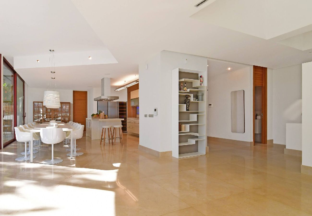 Villa in Marbella - Stunning Sea Views Marbella Villa, Private Pool and Jacuzzi 