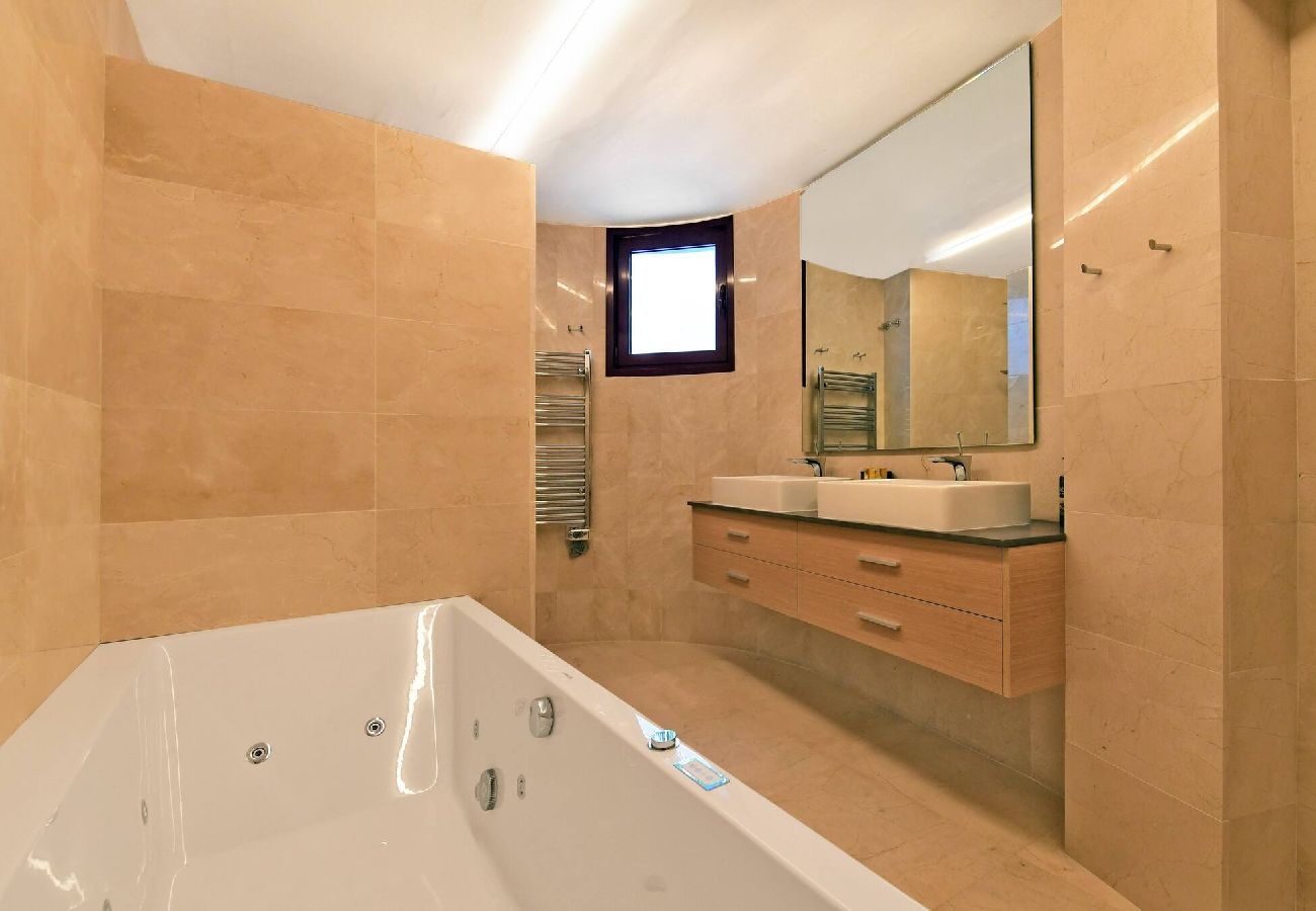 Villa in Marbella - Stunning Sea Views Marbella Villa, Private Pool and Jacuzzi 