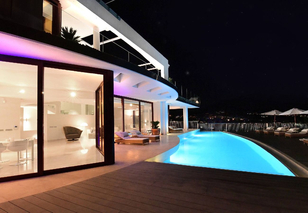 Villa in Marbella - Stunning Sea Views Marbella Villa, Private Pool and Jacuzzi 