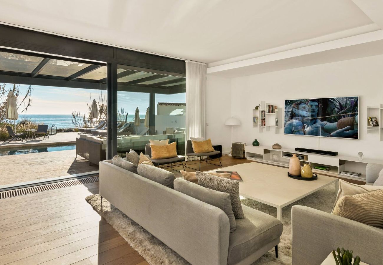 Villa in Marbella - Spectacular Frontline Costabella Villa with Private Spa 