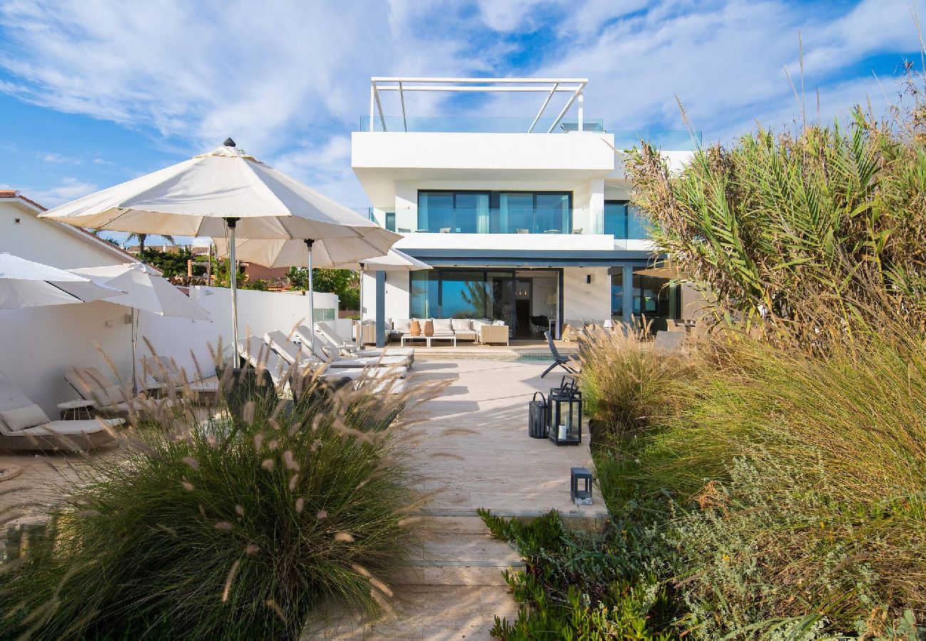 Villa in Marbella - Spectacular Frontline Costabella Villa with Private Spa 