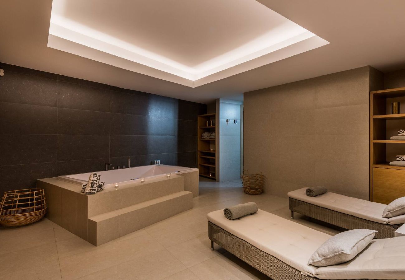 Villa in Marbella - Spectacular Frontline Costabella Villa with Private Spa 