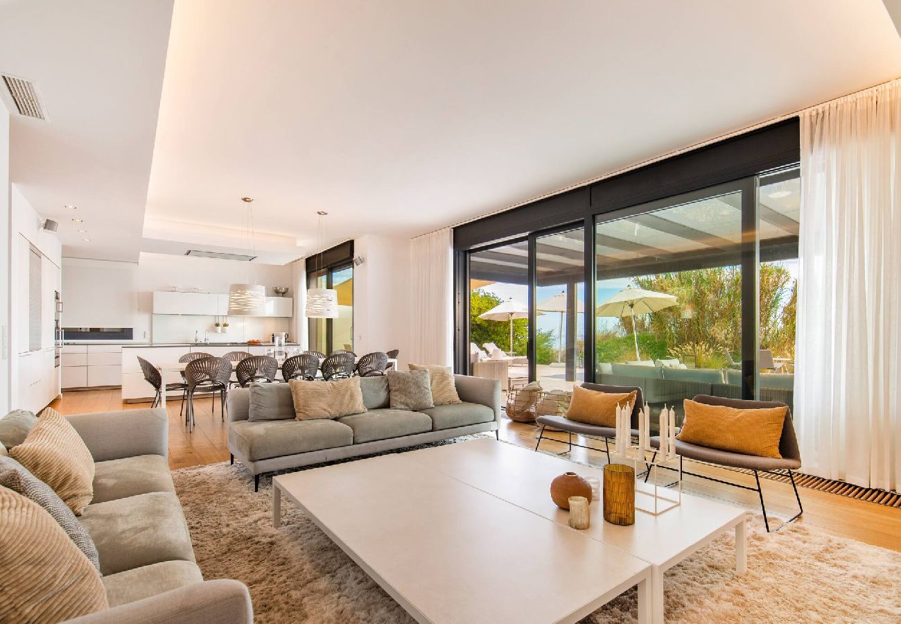 Villa in Marbella - Spectacular Frontline Costabella Villa with Private Spa 