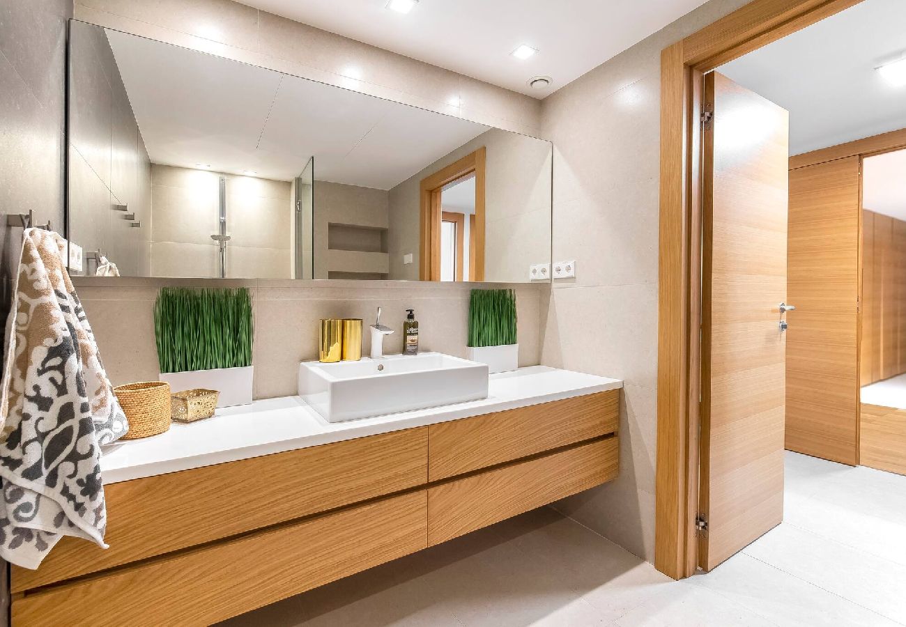 Villa in Marbella - Spectacular Frontline Costabella Villa with Private Spa 