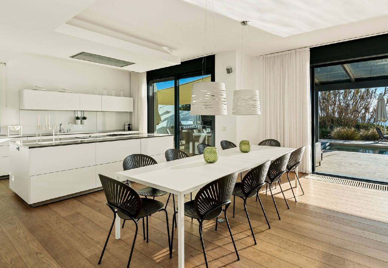 Villa in Marbella - Spectacular Frontline Costabella Villa with Private Spa 