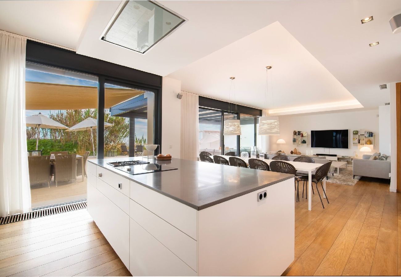 Villa in Marbella - Spectacular Frontline Costabella Villa with Private Spa 