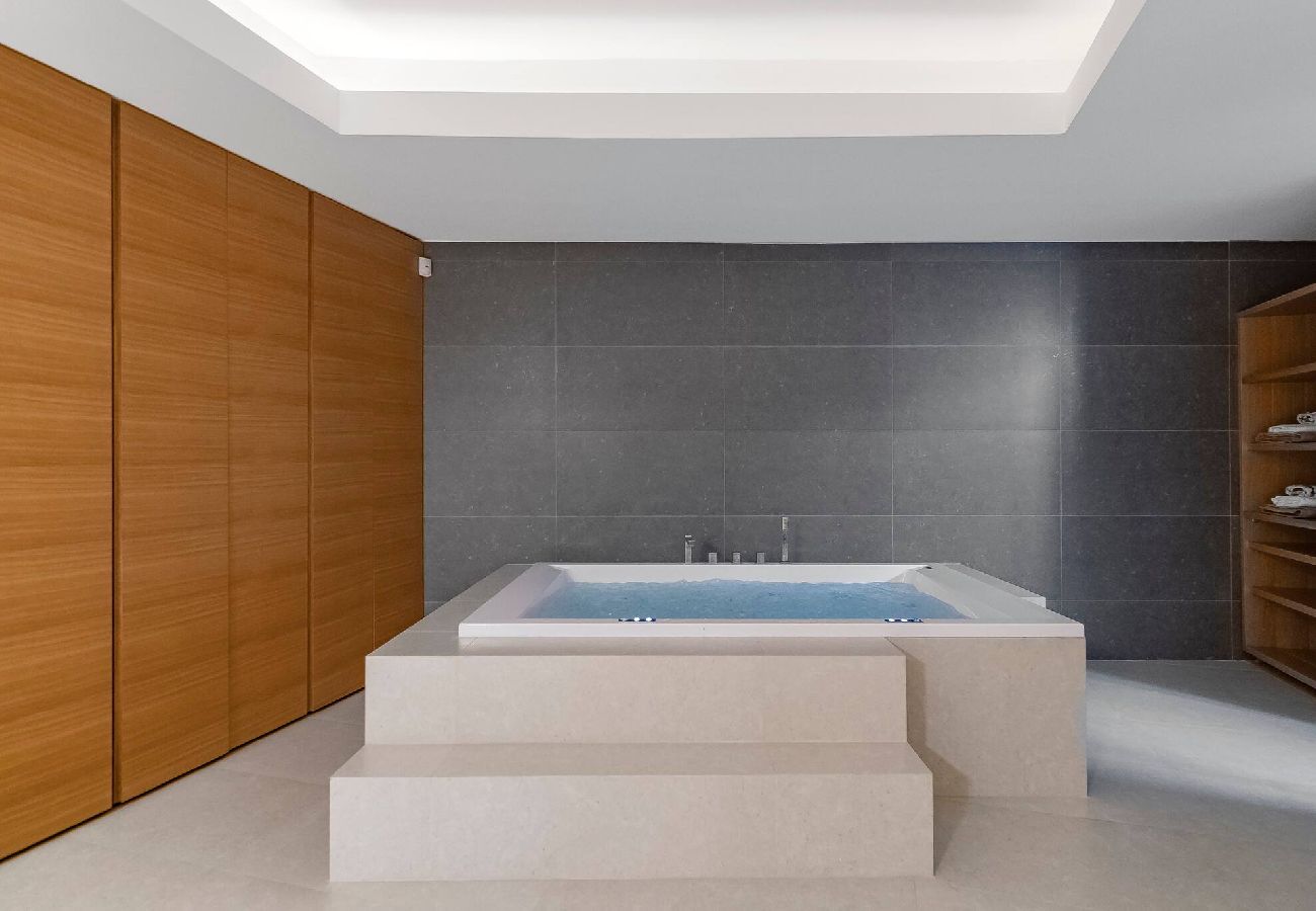 Villa in Marbella - Spectacular Frontline Costabella Villa with Private Spa 