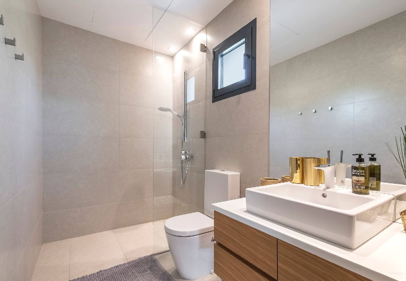 Villa in Marbella - Spectacular Frontline Costabella Villa with Private Spa 