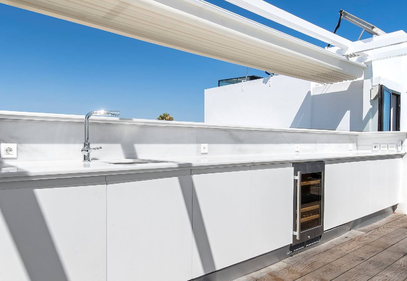 Villa in Marbella - Spectacular Frontline Costabella Villa with Private Spa 