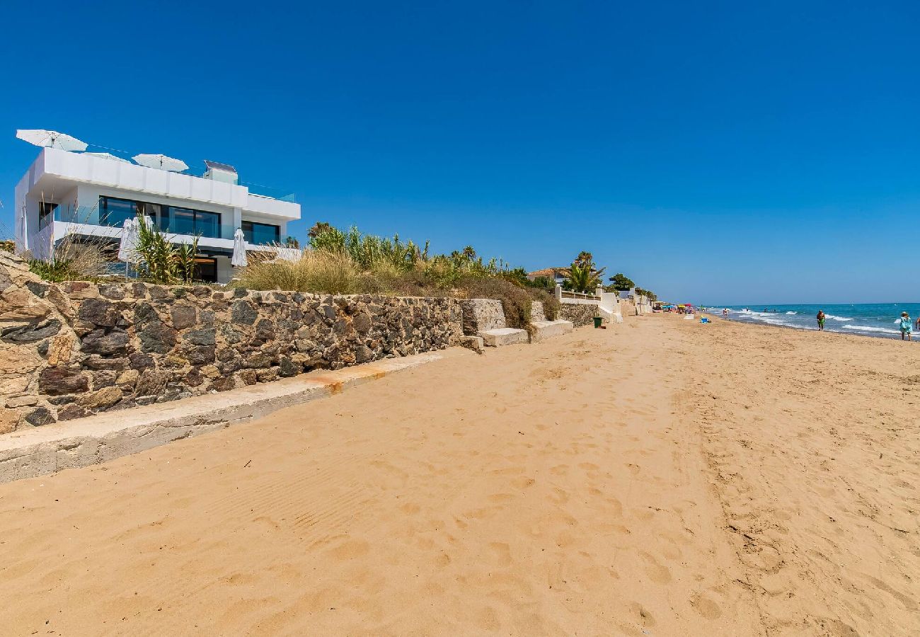 Villa in Marbella - Spectacular Frontline Costabella Villa with Private Spa 