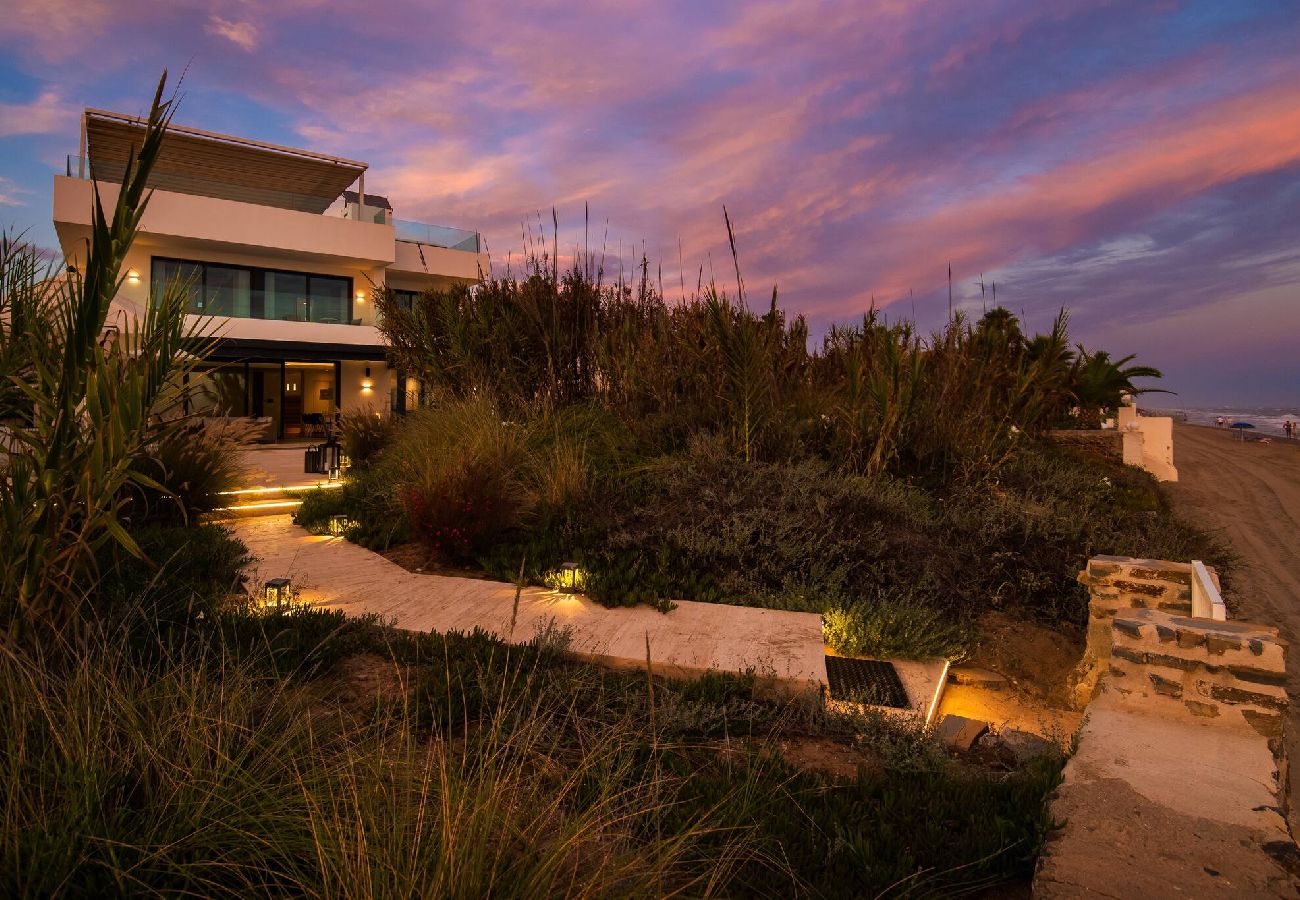Villa in Marbella - Spectacular Frontline Costabella Villa with Private Spa 