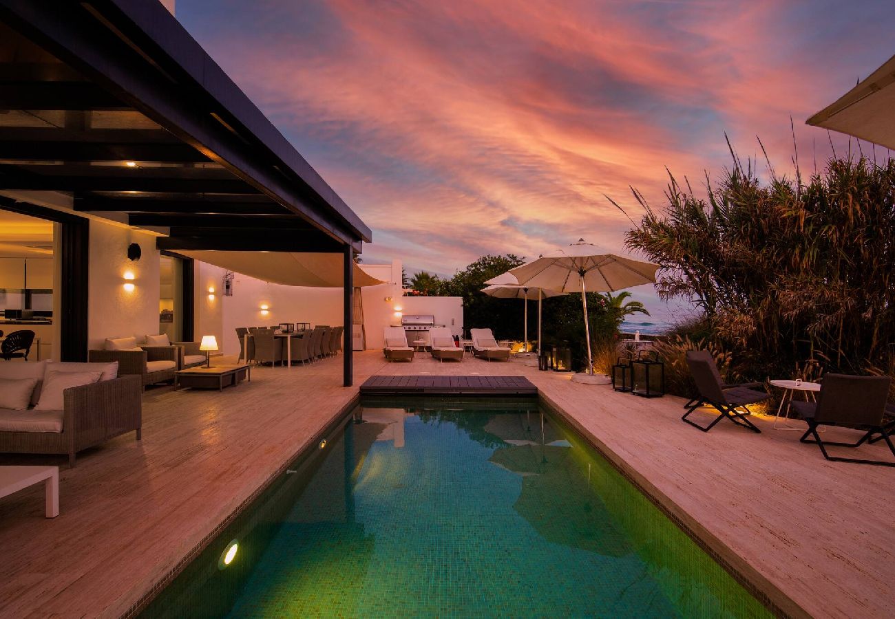 Villa in Marbella - Spectacular Frontline Costabella Villa with Private Spa 
